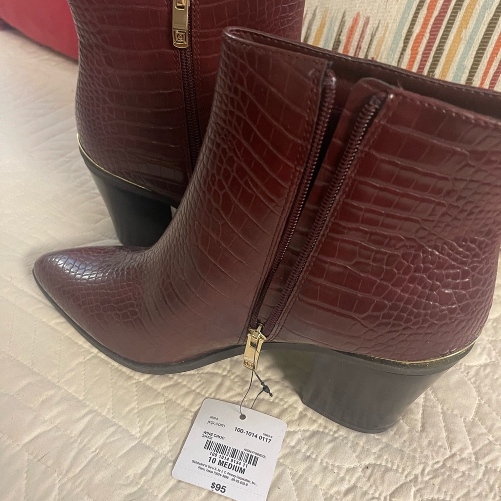 NWT Liz Claiborne Faux Crocodile Boots in Wine, Size 10 Women’s